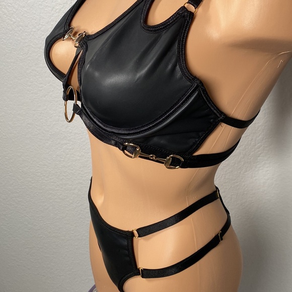 Black strapped lingerie - Picture 3 of 3